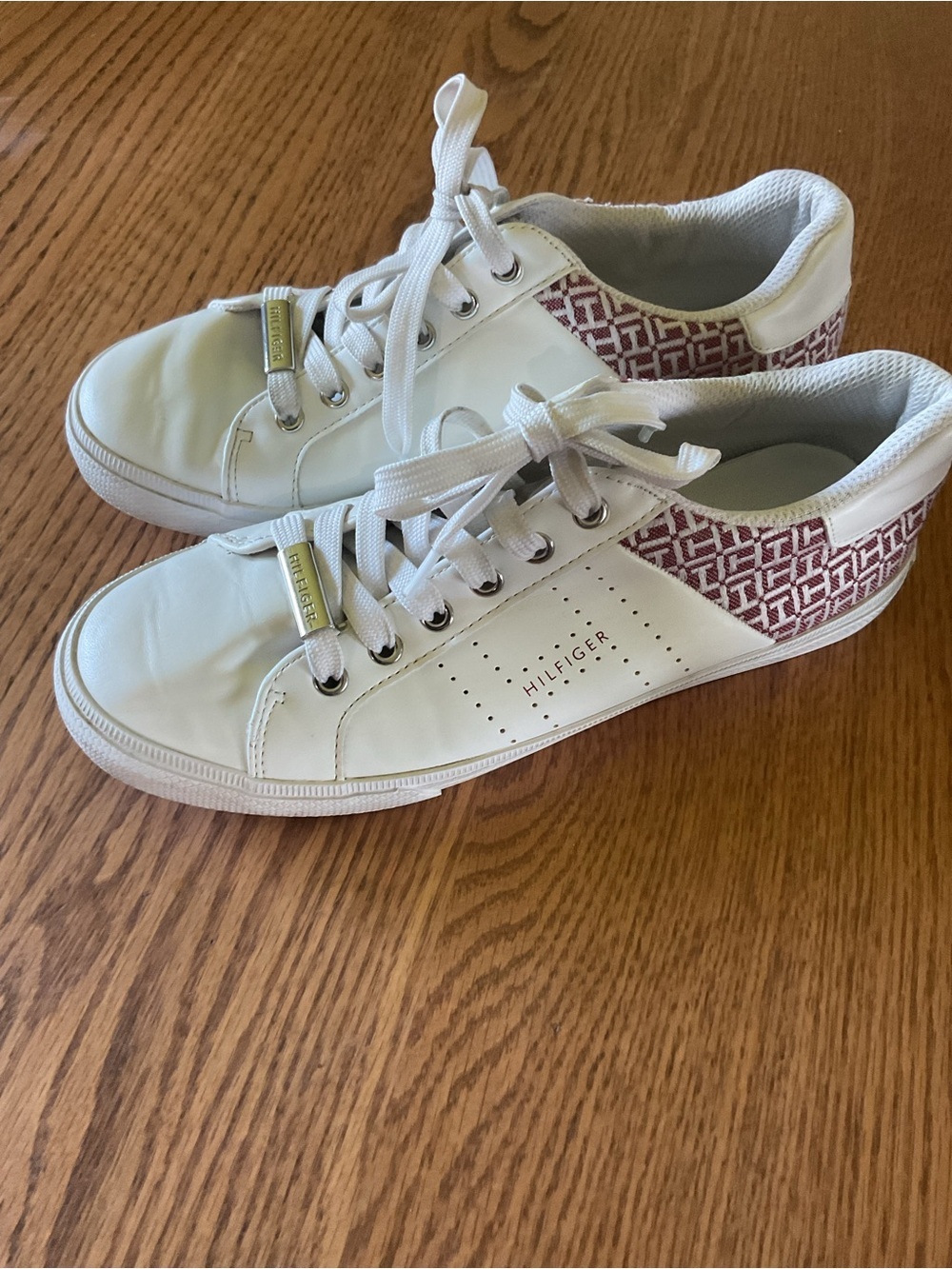 Tommy Hilfiger White Sneakers with Maroon Patterned Heel size 7